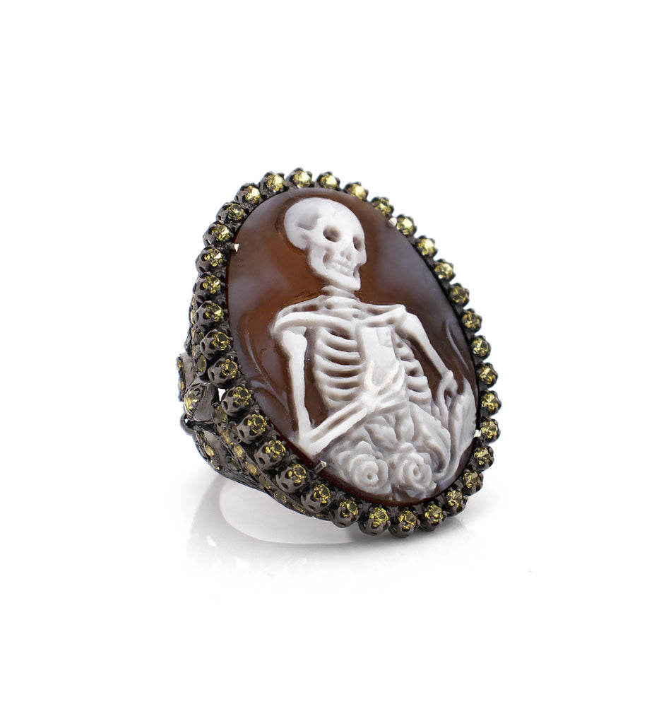 "MEMENTO MOBILE" — hand-carved cameo ring by AMEDEO