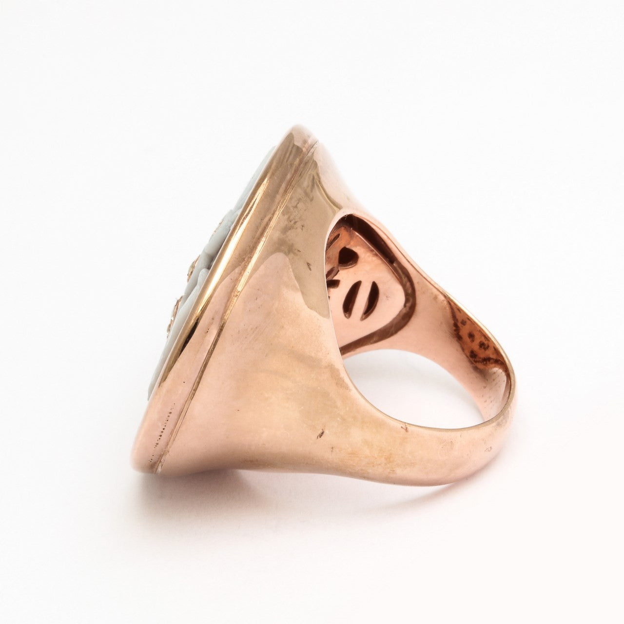 "BUTTERFLY" — hand-carved cameo ring by AMEDEO