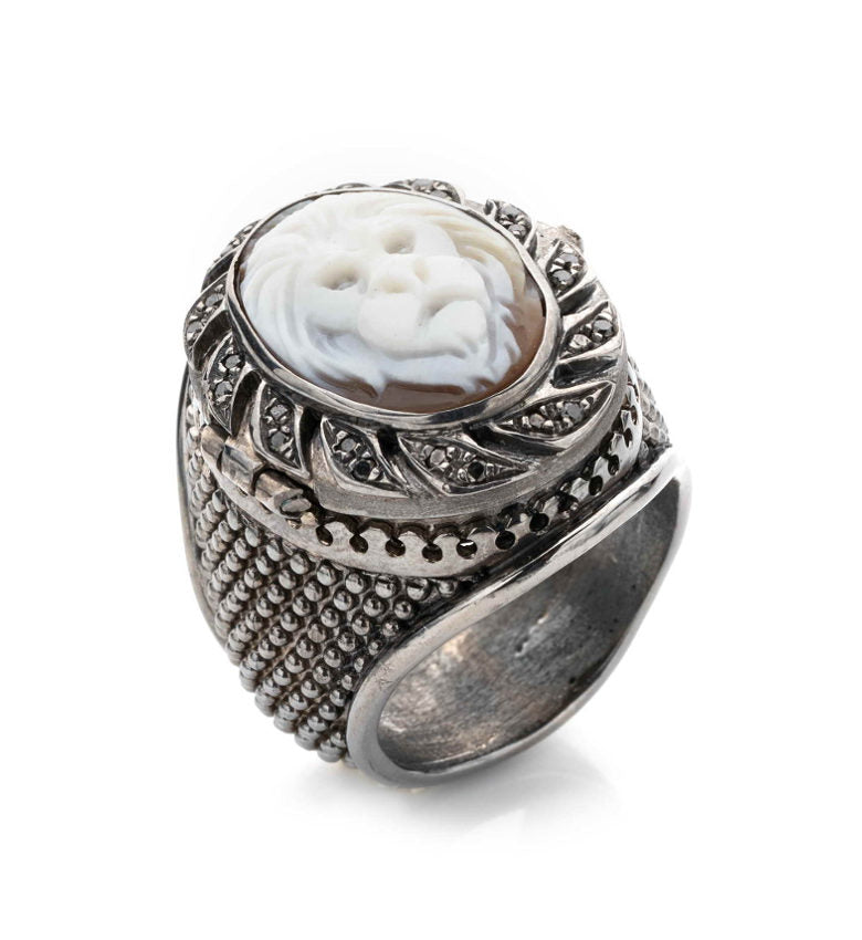 "Lion" Poison ring — hand-carved cameo ring by AMEDEO